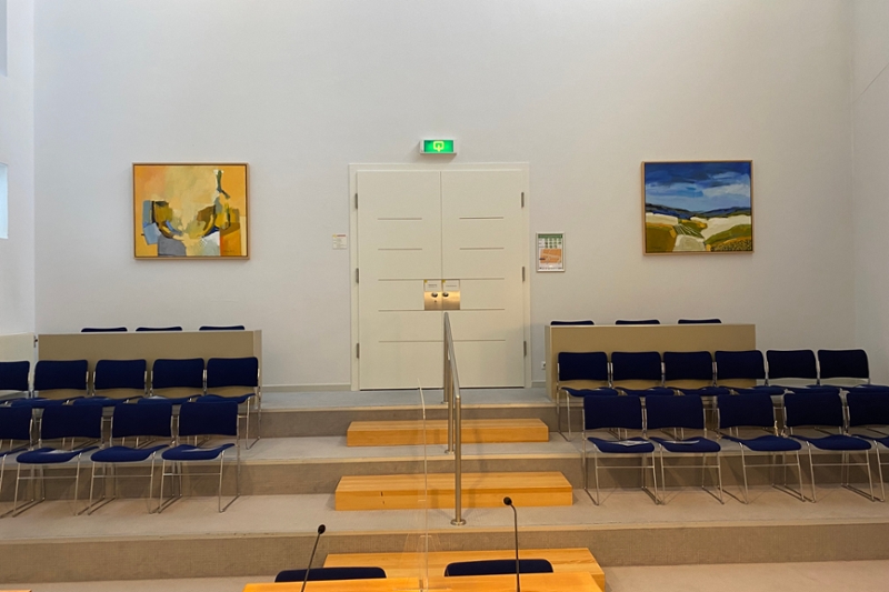 Afbeelding van de openbare tribune in de kort gedingzaal