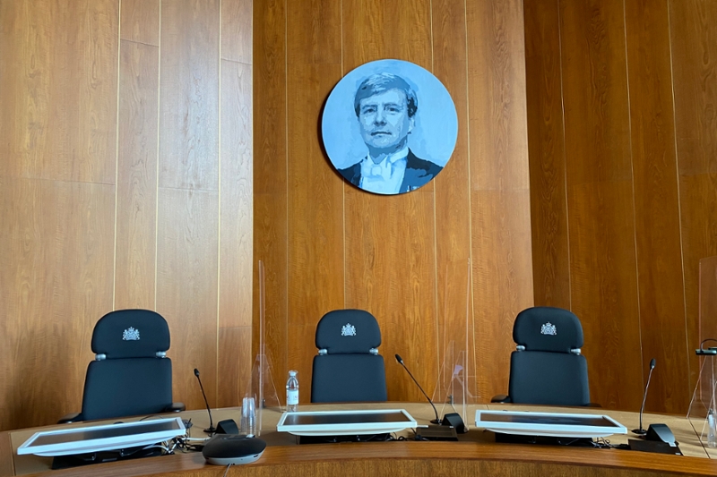 In de rechtszaal hangt een portret van koning Willem-Alexander.