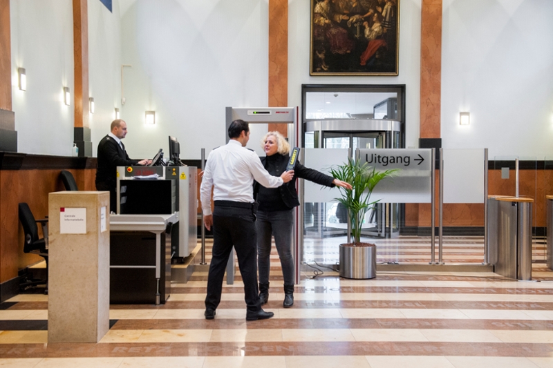 Toegangscontrole bij rechtbank Gelderland.