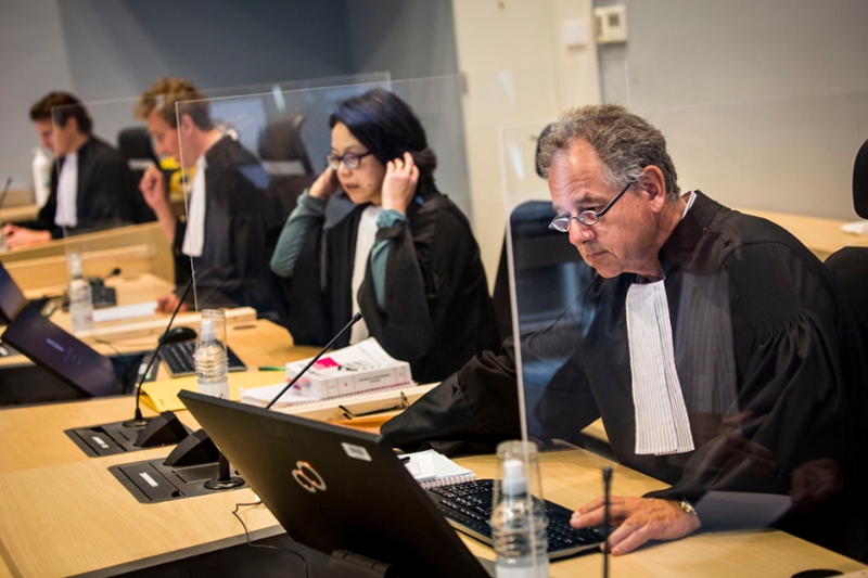 Rechters en officieren in de rechtszaal