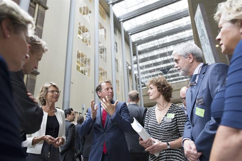 Petitie wordt aangeboden aan Judith Sminkels (D66), Jeroen Recourt (PvdA, tevens voorzitter van de Vaste Kamercommissie V en J)