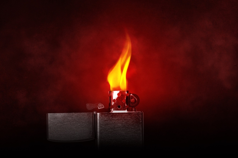 Brandende aansteker in het donker