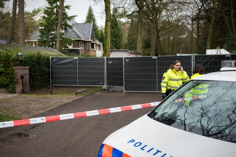 Foto van de politie die onderzoek doet bij het huis van oud-minister Els Borst.