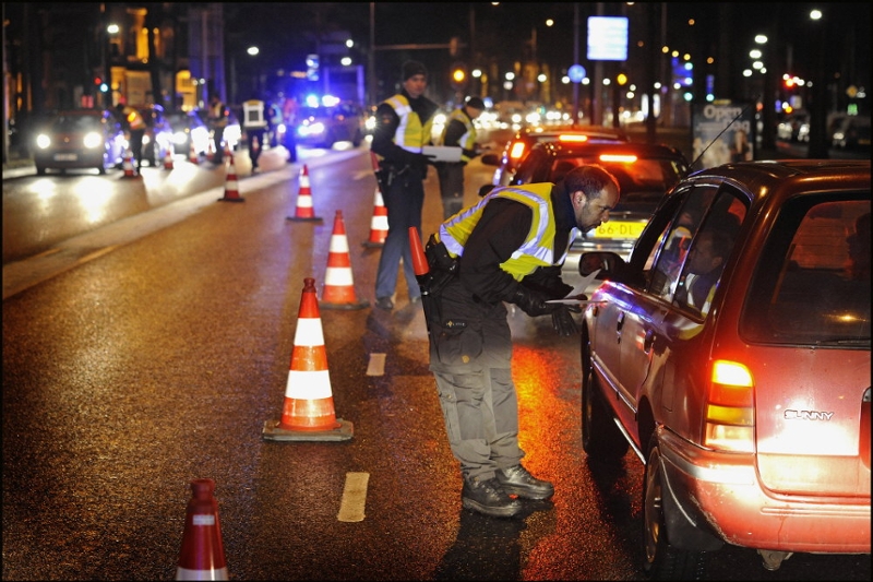Foto van de politie dat een passantenonderzoek houdt op de plek van het ongeluk