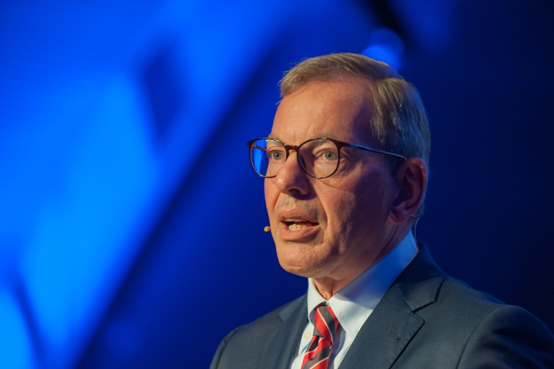 Portret van Frits Bakker, voorzitter van de Raad voor de rechtspraak tijdens speech