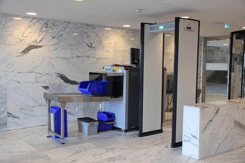 Bij de ingang van het gerechtshof is er een controle.