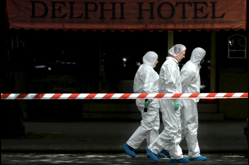 Recherche in witte pakken  op plaats van moord op Willem Erntstra