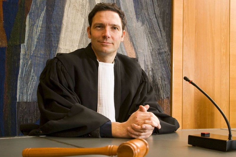 De rechter in toga aan het werk