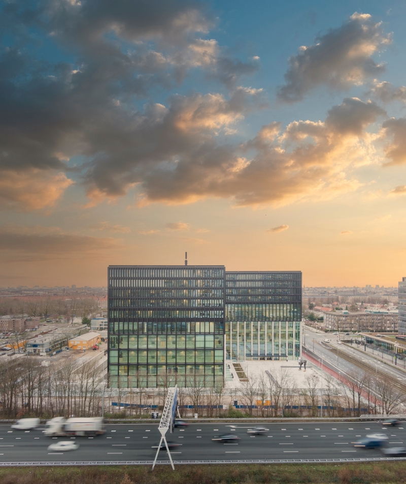 Afbeelding van buitenkant nieuwe rechtbank Amsterdam.