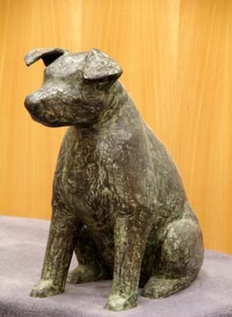 Bronzen hondje gemaakt door Sylvie Zijlmans en Hewald Jongenelis