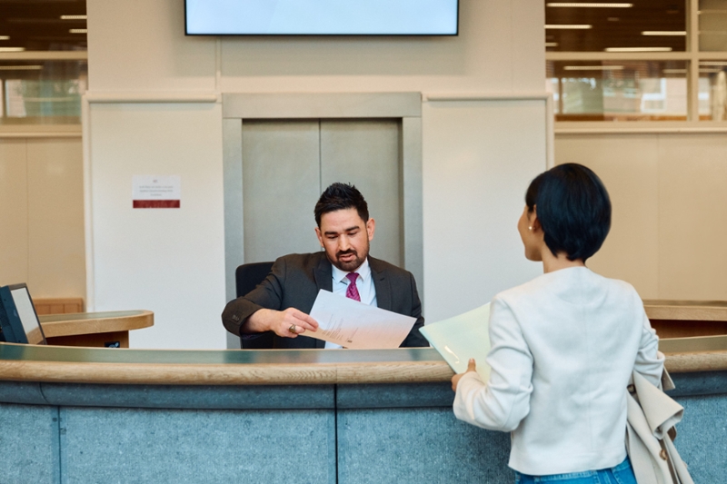 Melden bij de bode bij de bodebalie