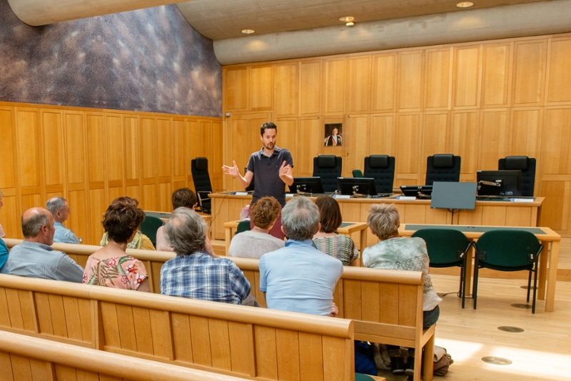 Bezoekers in de rechtszaal tijdens een rondleiding