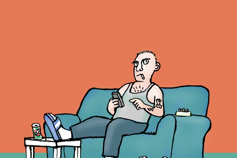 Op de rol: man op bank met telefoon