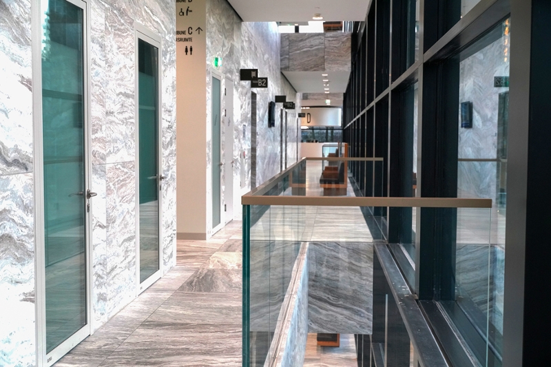 Rechters en officieren in de rechtszaal