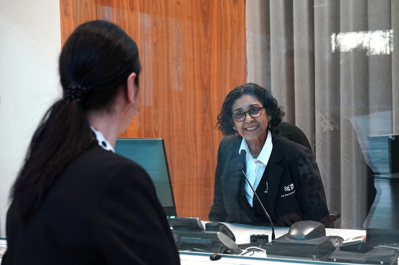 Melden bij de receptie