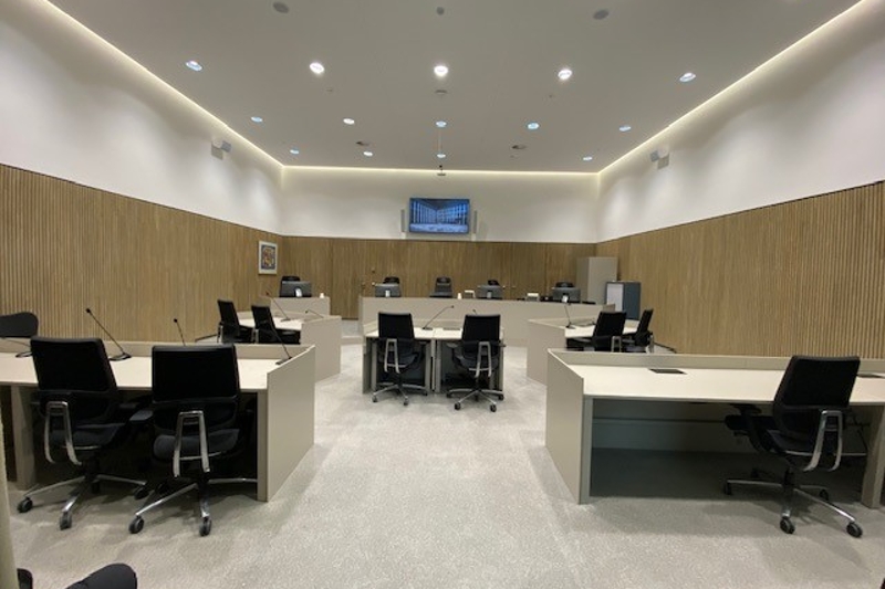 De bode wijst de weg.