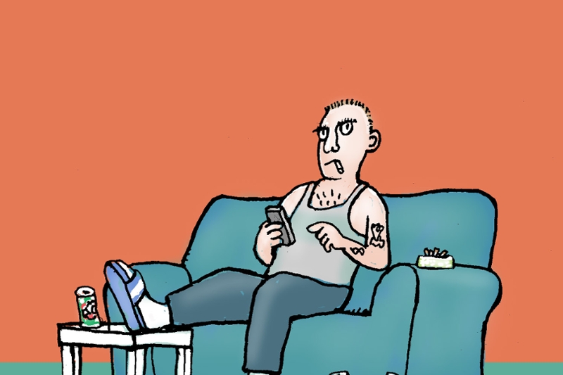 Op de rol: man op bank met telefoon