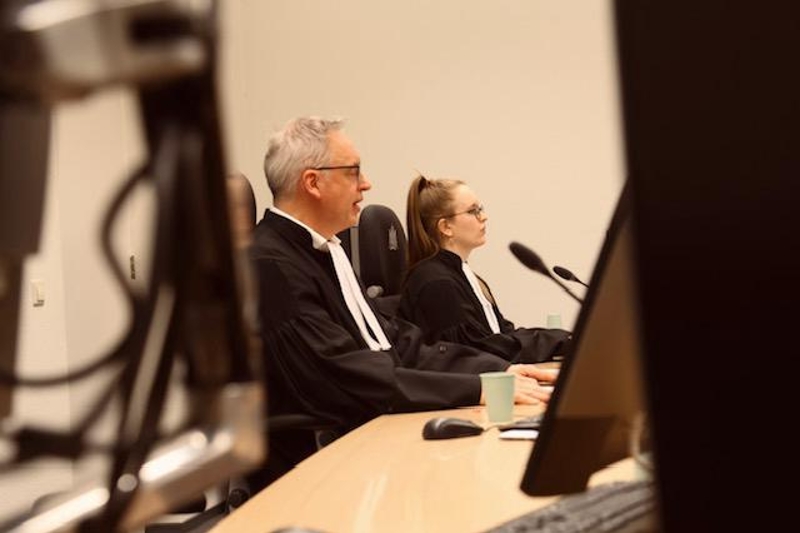 Gerechtjurist Louise Mast tijdens een zitting